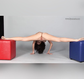 Juicy gymnast looks amazing stretching fully naked